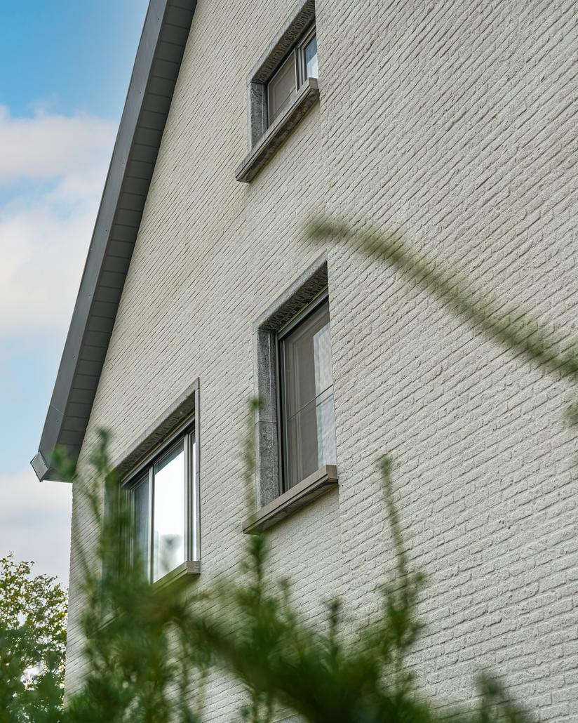 Gevelrenovatie met spuitkurk in Eeklo