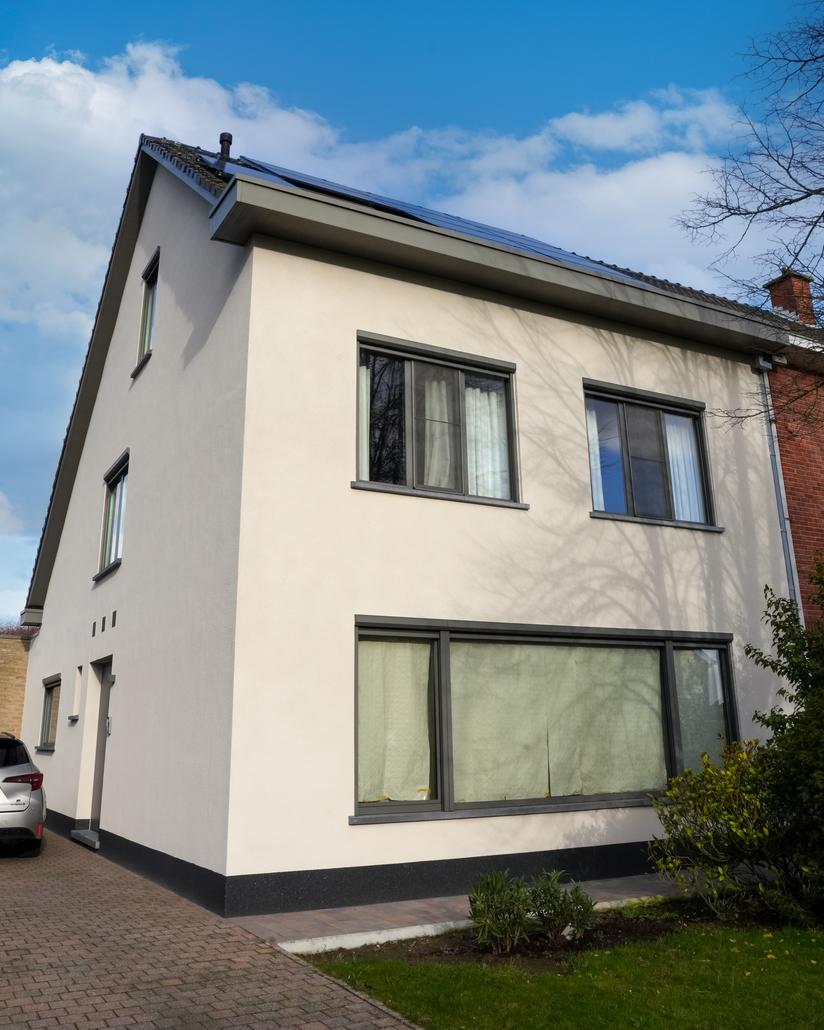 Gevelrenovatie met spuitkurk in Sint-Gillis