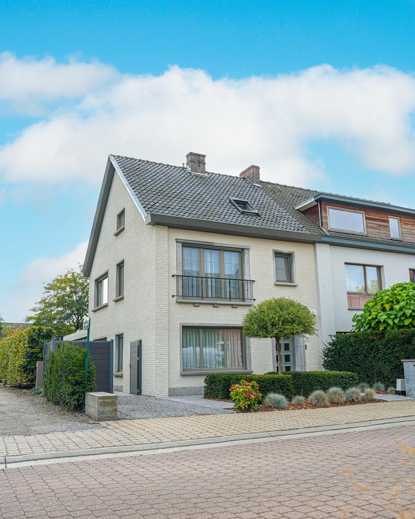 Gevelrenovatie met spuitkurk in Eeklo