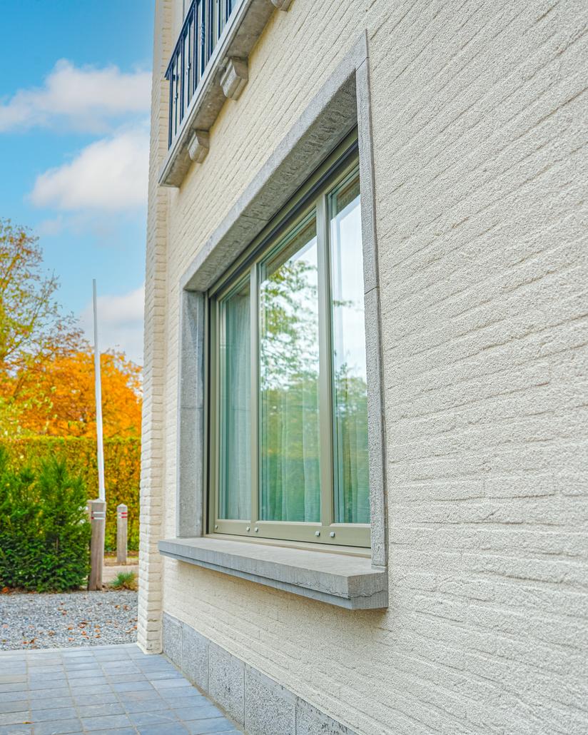 Gevelrenovatie met spuitkurk in Eeklo