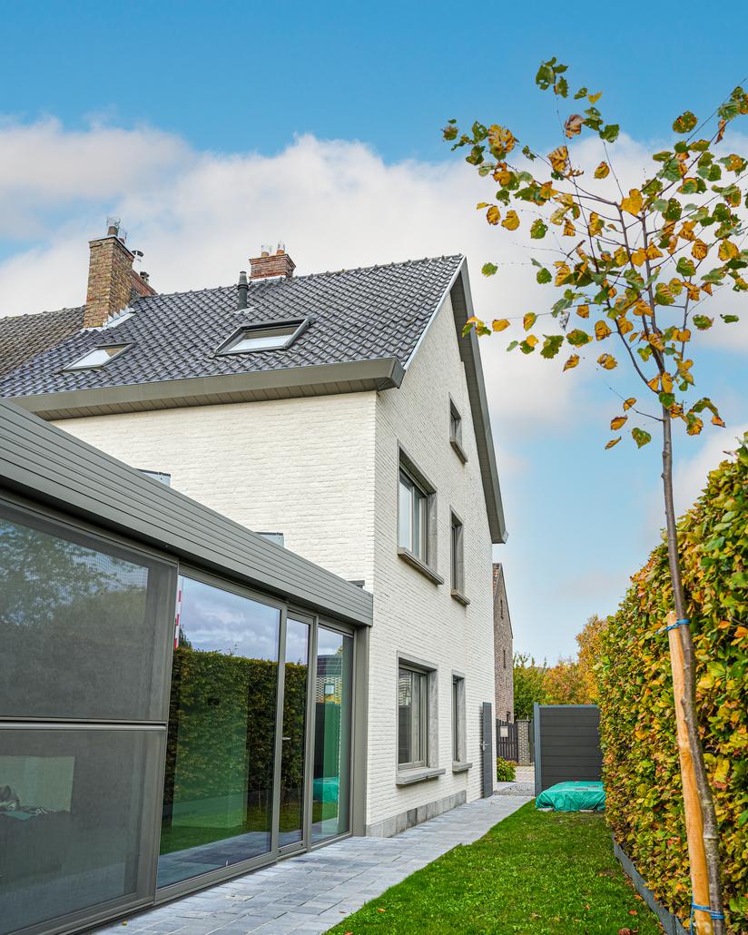 Gevelrenovatie met spuitkurk in Eeklo