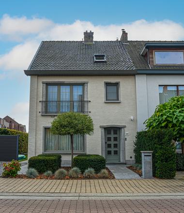 Gevelrenovatie met spuitkurk in Eeklo