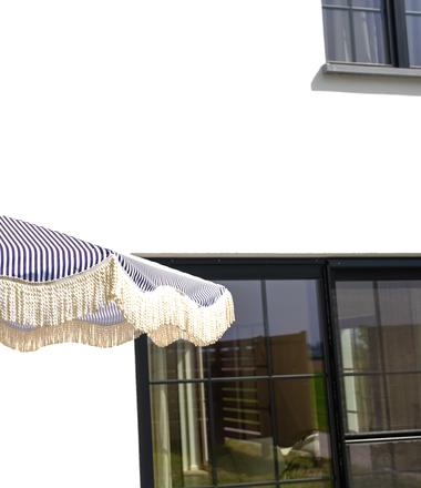 Foto Halfopen woning in Kieldrecht met crepi, dakwerken en zonnepanelen.