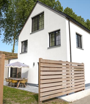 Foto Halfopen woning in Kieldrecht met crepi, dakwerken en zonnepanelen.