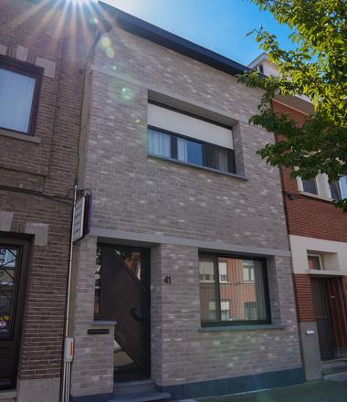 Foto Rijhuis in Merksem gerenoveerd met isolatie en Vandersanden steenstrips