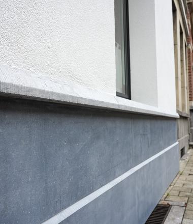 Foto Rijhuis in Berchem met crepi, isolatie en afwerking in blauwe steen.