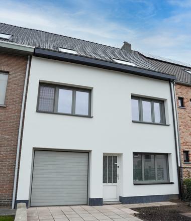 Foto Rijhuis in Schilde met crepi, isolatie, alu details en blauwe steen.