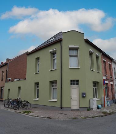 Foto Gesloten woning in Sint-Niklaas met crepi, isolatie en alu details.