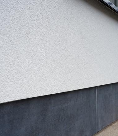 Foto Rijhuis in Schilde met crepi, isolatie, alu details en blauwe steen.