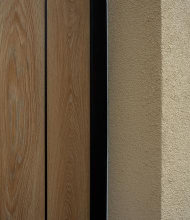 Gevelrenovatie met crepi in Nederename Rijhuis in Nederename met lichtgele crepi en blauwe steen..