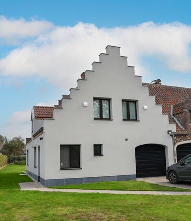 Foto Crepi-gevel in Evergem met isolatie, blauwe steen en alu details
