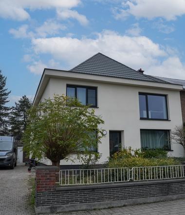 Gevelrenovatie met crepi in Dendermonde Halfopen woning in Dendermonde met crepi en gevelisolatie