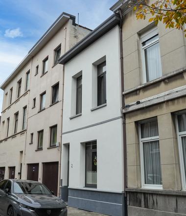 Foto Rijhuis in Berchem met crepi, isolatie en afwerking in blauwe steen.